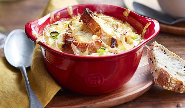 Rețetă autentică de supă de ceapă franțuzească la cuptor